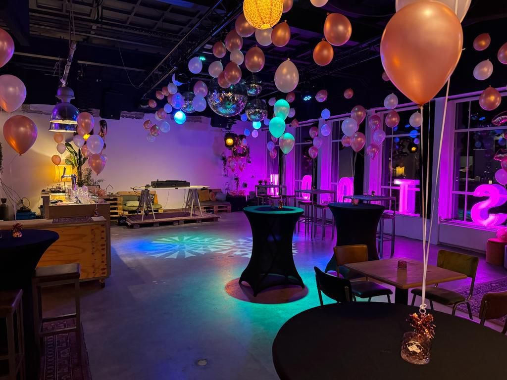 Het Lab in feestopstelling met ballonnen, discoballen en statafels